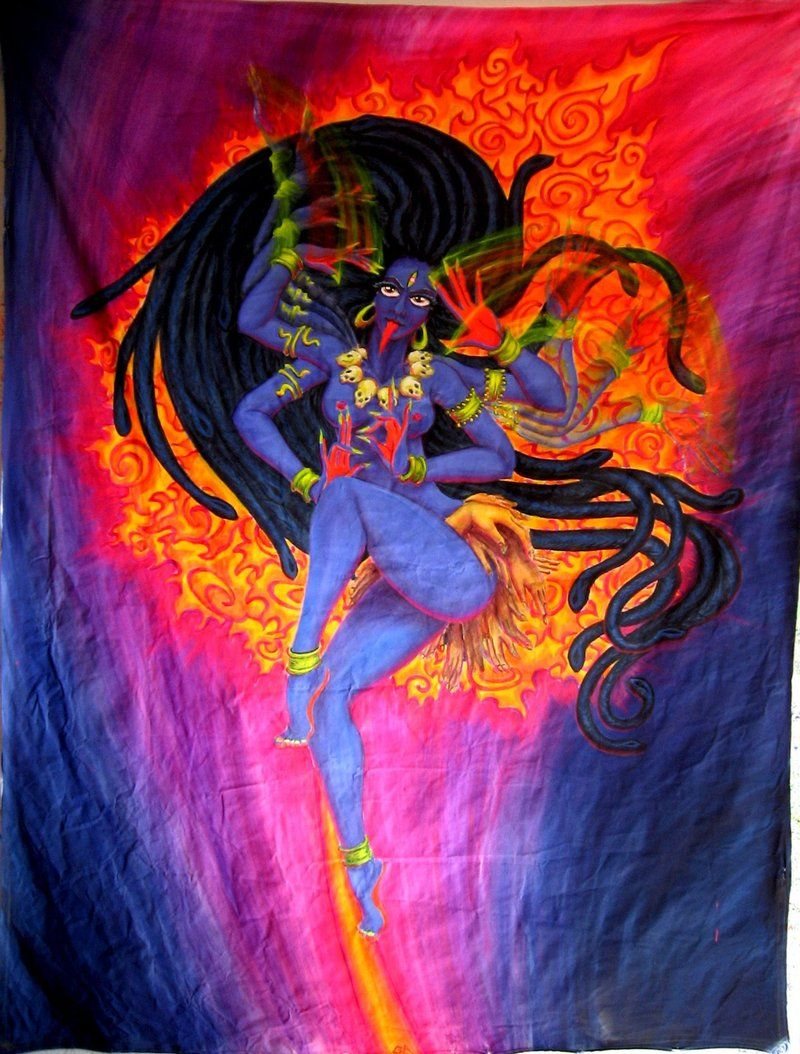Pintura de figura azul dançando diante do fogo.